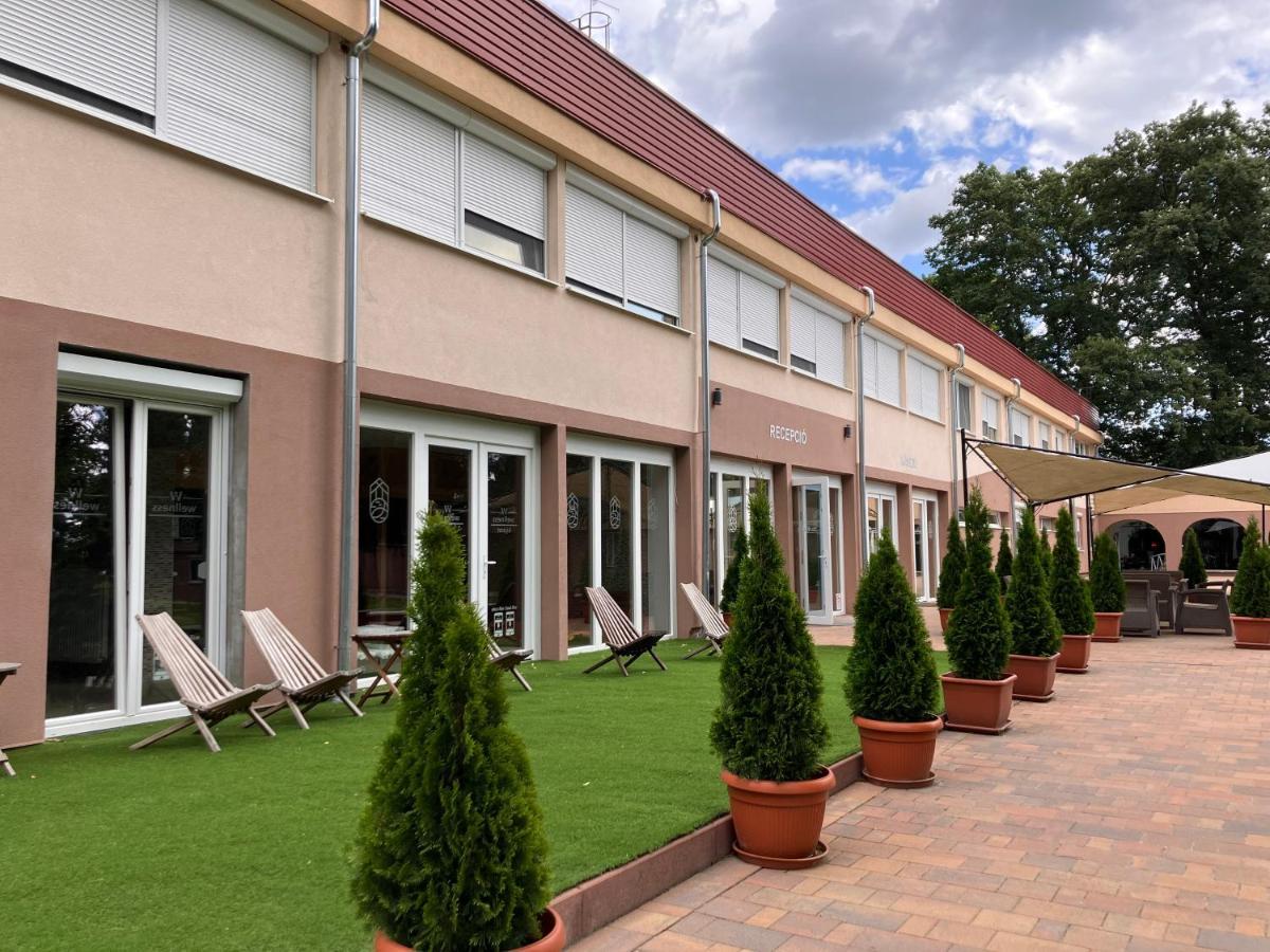 Oereg-To Youth Hostel Тата Екстериор снимка