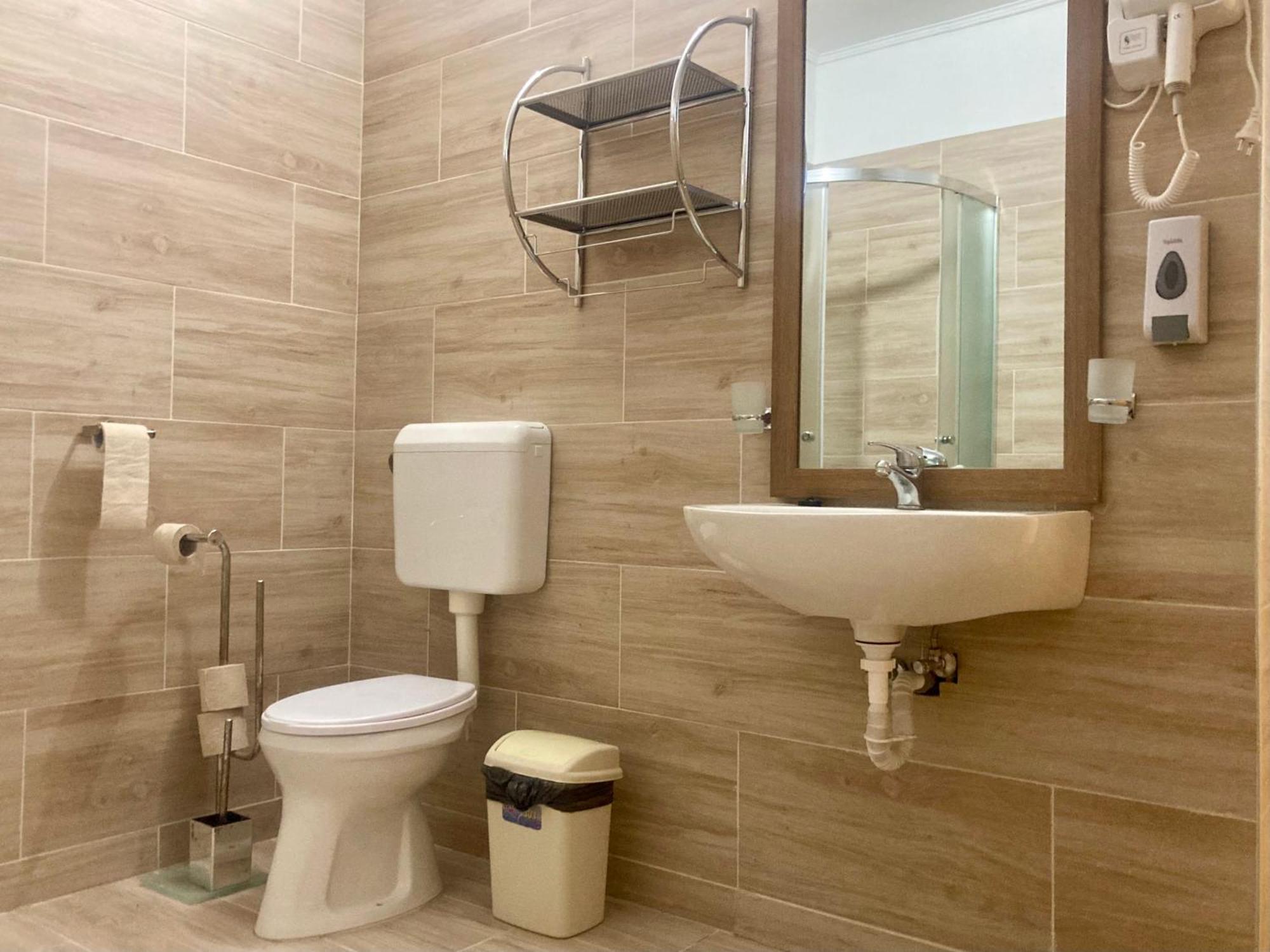 Oereg-To Youth Hostel Тата Екстериор снимка