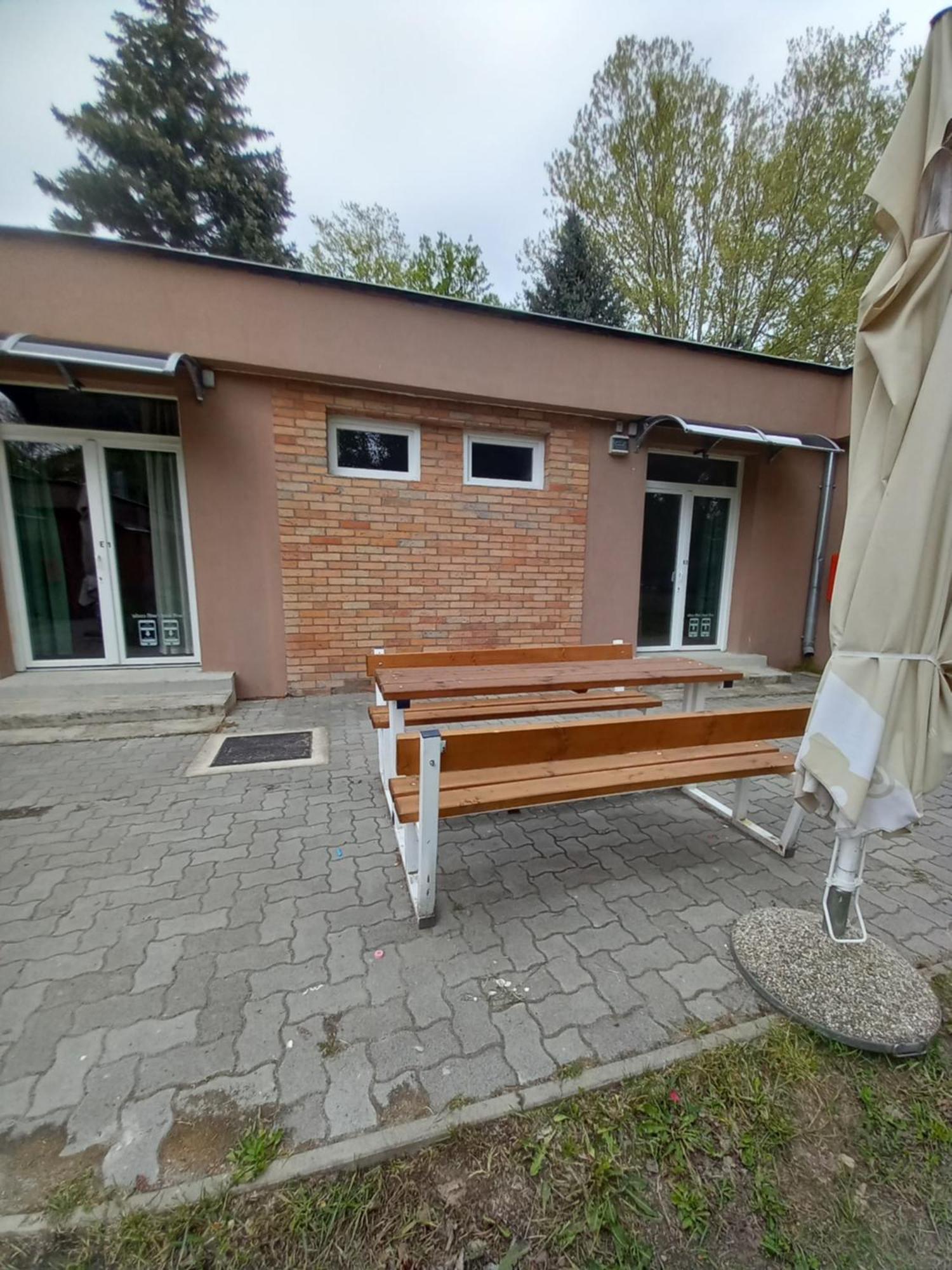 Oereg-To Youth Hostel Тата Екстериор снимка