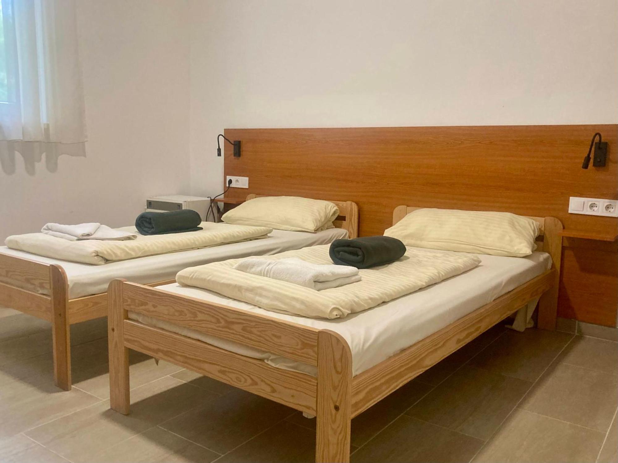 Oereg-To Youth Hostel Тата Екстериор снимка